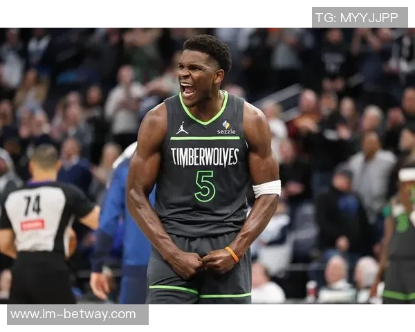 爱德华兹首节爆发拿下13分半场表现稳健三分球命中率高达40